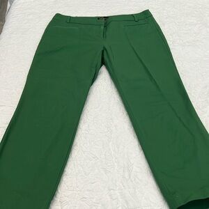 Ladies green size 8 cropped pants